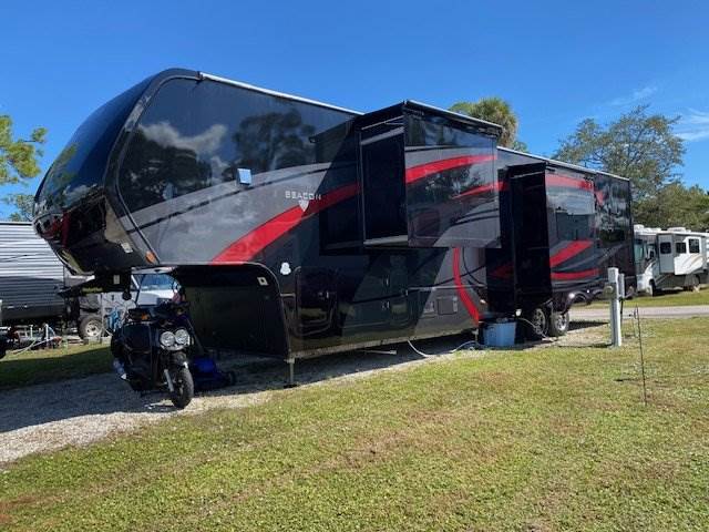 2022 VanLeigh Beacon 41LKB  Bath & Half + Generator